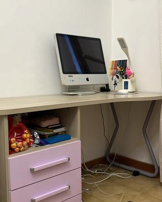 Scrivania beige con cassetti lilla