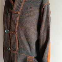 Grazioso cardigan bicolor con toppe sui gomiti