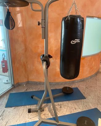 Stazione boxe autoportante con sacco e accessori