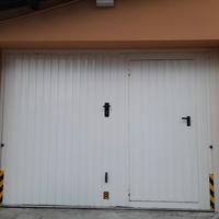 portone garage basculante elettrico con porta