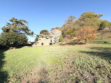 Rustico / Casale di 463 m² con più di 5 locali e b