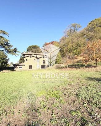 Rustico / Casale di 463 m² con più di 5 locali e b