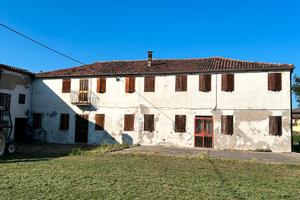 Casa rurale composta da 3 unita' e ampio magazzino