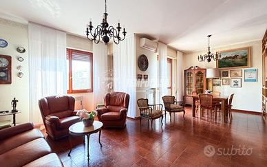 TRE LOCALI CON TERRAZZO IN CONTESTO SIGNORILE AD U