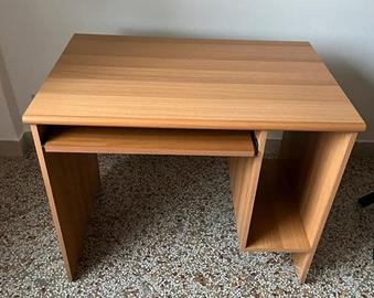 solida scrivania per computer / PC 