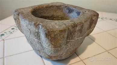 Antico mortaio in pietra