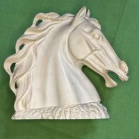 Testa di cavallo in gesso alabastrino