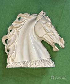 Testa di cavallo in gesso alabastrino