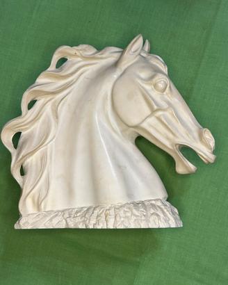 Testa di cavallo in gesso alabastrino