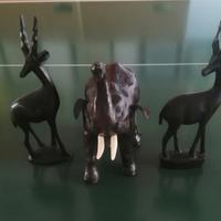 Tre statue in legno di animali