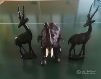 Tre statue in legno di animali