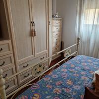 camera da letto stile classico colore chiaro