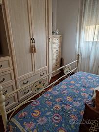 camera da letto stile classico colore chiaro