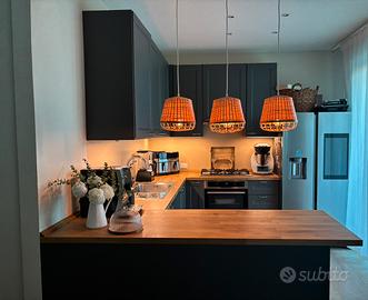 Cucina ad angolo con penisola