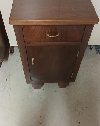 Coppia di antichi comodini  in legno massello.