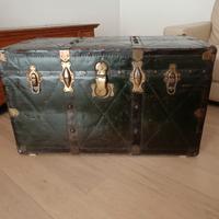 baule vintage in legno rivestito in metallo