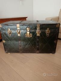 baule vintage in legno rivestito in metallo