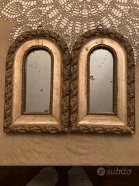 Coppia specchi in legno dorato del Settecento.