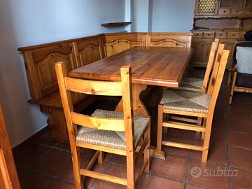 Tavolo con panca ad elle e 3 sedie in pino
