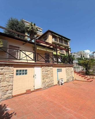 Villa di 90 m² con più di 5 locali e box auto a Sa