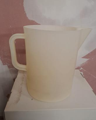 caraffa in plastica graduata
