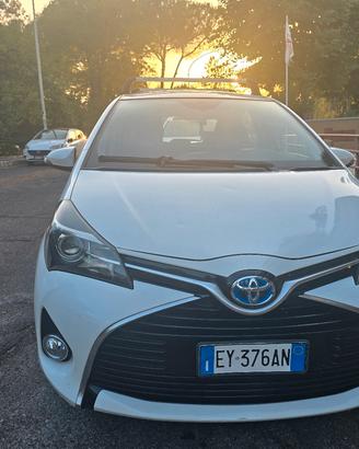 Toyota Yaris 1.5 Hybrid  Active  gomme nuove .