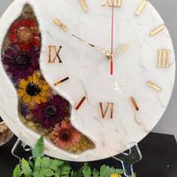 Orologio in legno, resina e fiori secchi