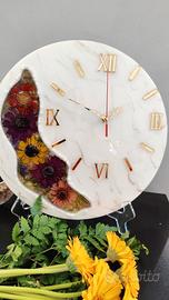 Orologio in legno, resina e fiori secchi