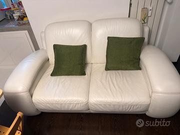 divano bianco in pelle