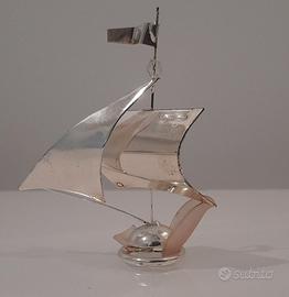 Sopra Mobil  in argento  .