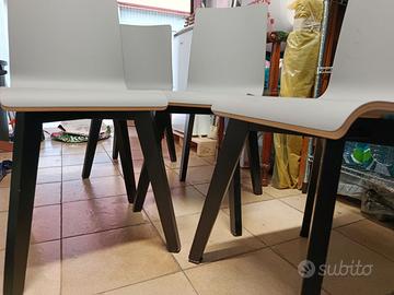Quattro sedie moderne in legno