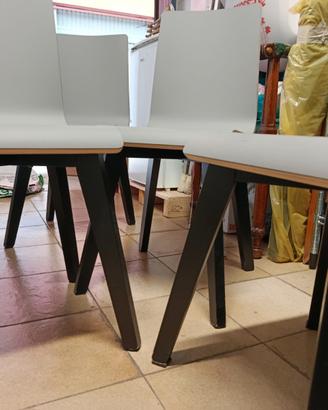 Quattro sedie moderne in legno