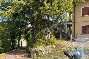 Appartam al 2° piano di una bi-familiare e terreno