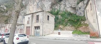 Rustico indipendente su due livelli fronte strada