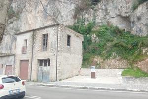 Rustico indipendente su due livelli fronte strada
