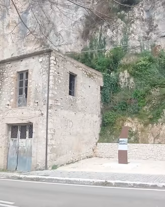 Rustico indipendente su due livelli fronte strada