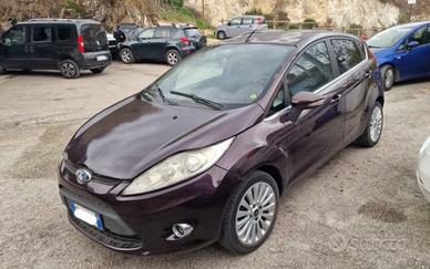 Splendida Ford fiesta titanium si neopatentati