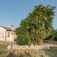 RUSTICO CON TERRENO DI 1.300 MQ