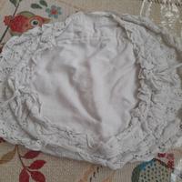 Centrino bianco in tessuto con pizzo