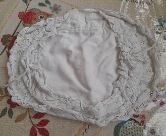 Centrino bianco in tessuto con pizzo