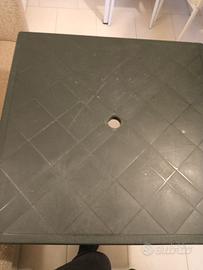  1  tavolo  e 4 sedie   uvendo 10 euro 