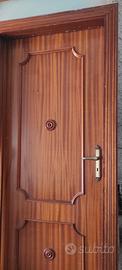 5 porte interne di legno classico con maniglie
