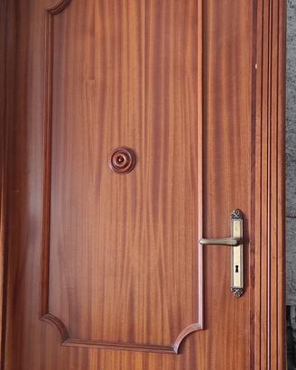 5 porte interne di legno classico con maniglie