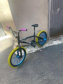 Bmx ragazzo tenuta bene
