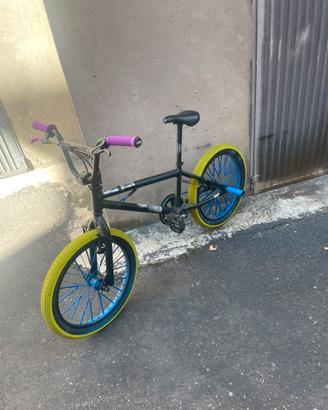 Bmx ragazzo tenuta bene