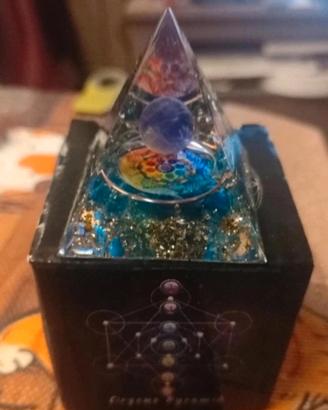 Piramide orgonite sfera d'Ametista simbolo
mandala