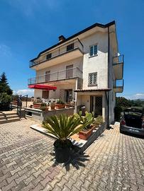 Villa unifamiliare divisa in tre appartamenti