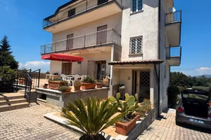 Villa unifamiliare divisa in tre appartamenti