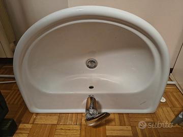 lavabo sospeso con copri tubi e miscelatore 