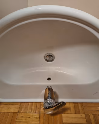 lavabo sospeso con copri tubi e miscelatore 